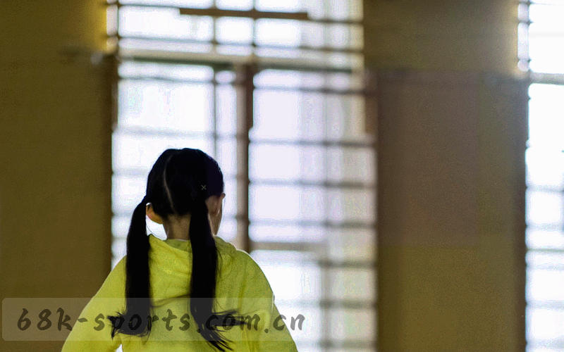 卡片式联系信息抽象图，展示邮箱、电话与服务时间的关系版式